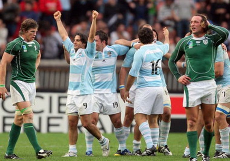 Pichot levanta los brazos y Los Pumas festejan el triunfo. Foto: Telam
