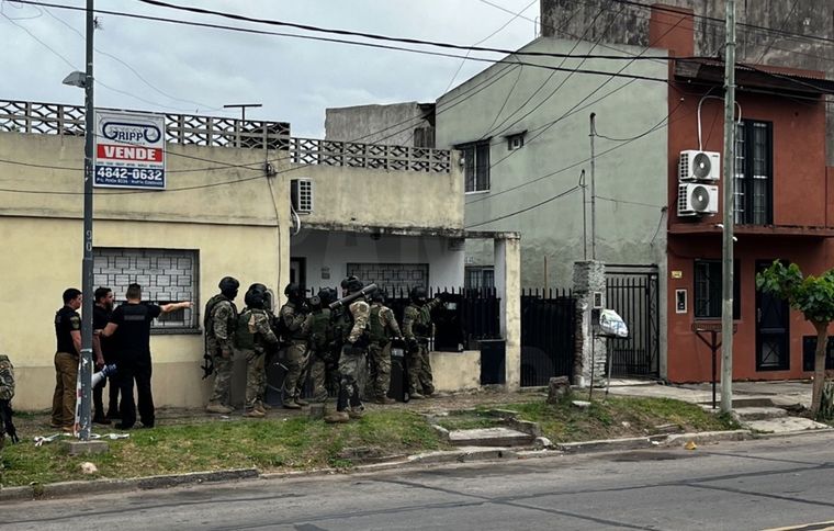 Un familiar del hombre aseguró que estaba armado y tenía problemas psiquiátricos. Foto: X