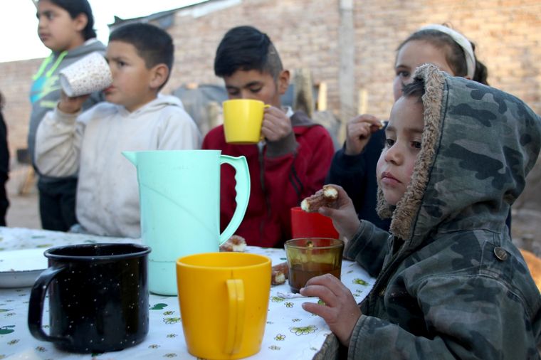 Existe un gran número de niños recibiendo alimentos en comedores y merenderos.