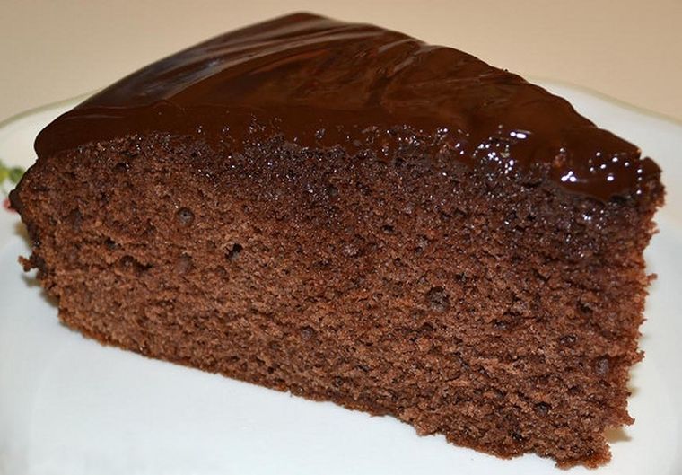 La mujer llevó bizcochuelo para sus colegas