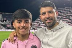 La familia estuvo unida para soplar las velitas en un jardín soñado. / Instagram @kunaguero