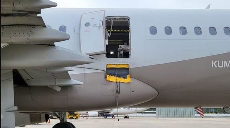 Aproximadamente un minuto antes del aterrizaje, se abrió la puerta de emergencia del ala trasera izquierda L3 en el vuelo Asiana OZ8124