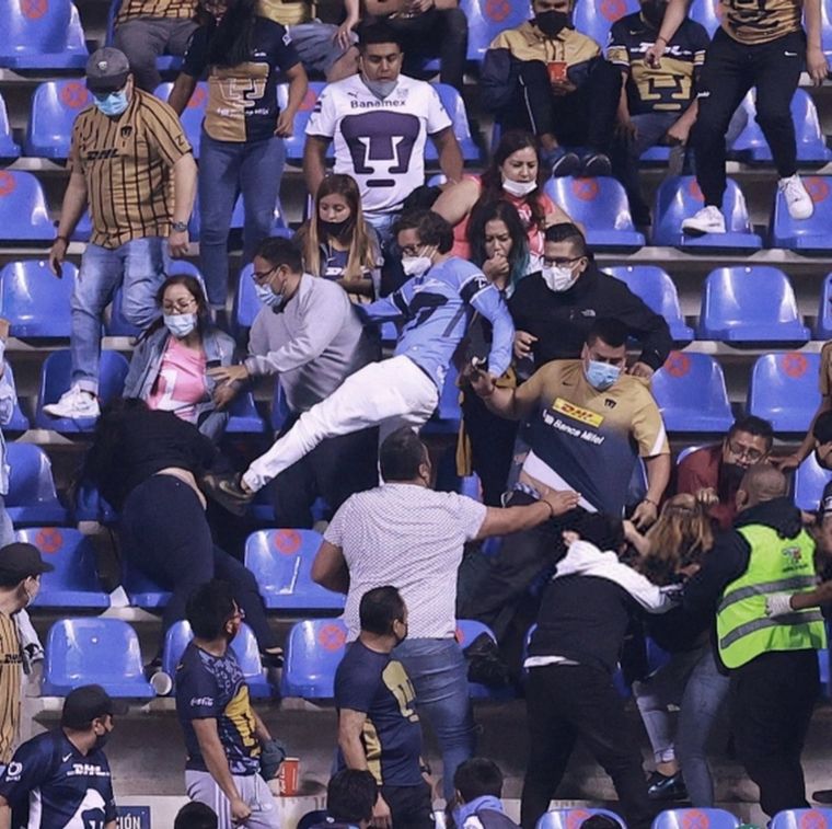 Un aficionado de Pumas patea a una mujer en la tribuna Foto: publicada en El Universal