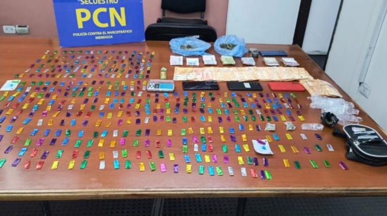 Parte de lo secuestrado en uno de los puntos de narcomenudeo.&nbsp;