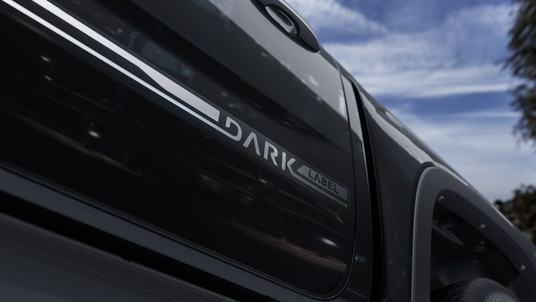 9312730-42381-bild-09-vw-amarok-darklabel-detaillogo-16zu9-v01