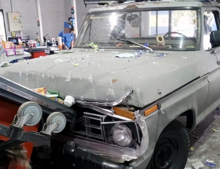 Una camioneta Ford F100 se incrustó en un supermercado mayorista de la ciudad de Córdoba y casi causa una tragedia. Foto: El Doce