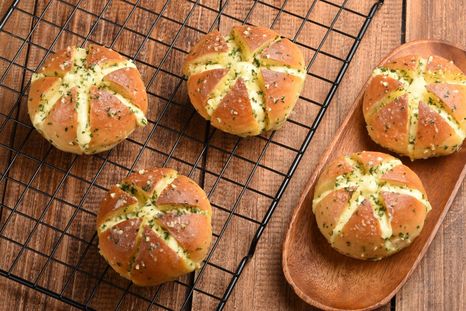 Pancitos de ajo rellenos de mozzarella y jamón, listos en solo 5 pasos Pancitos de ajo rellenos de mozzarella y jamón, listos en solo 5 pasos