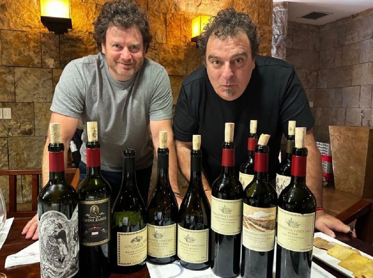 Suckling escribió: El enólogo Alejandro Vigil (derecha) y el viticultor Luis Reginato (izquierda) de Catena Zapata elaboraron vinos impresionantes en 2022, incluido su Chardonnay White Bones, de puntuación perfecta. Foto: Gentileza