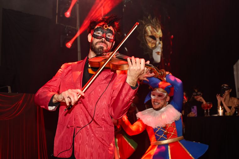 La interpretación del violinista dio paso a los cantantes. La interpretación del violinista dio paso a los cantantes.