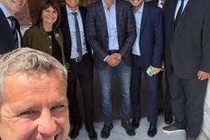 Los radicales con peluca y funcionarios del gobierno. Foto: Gentileza