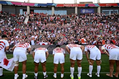 MDZol | Tradicional saludo japonés de los jugadores hacia sus hinchas por parte de un equipo nipón que tiene solo la mitad de nacidos en su país Foto: Twitter @JRFURugby