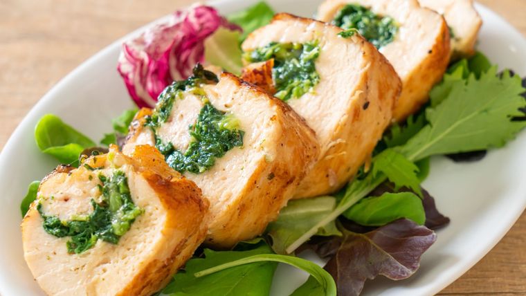 Pechuga rellena keto ricotta y espinaca, una sola receta que te resuelve una comida entera