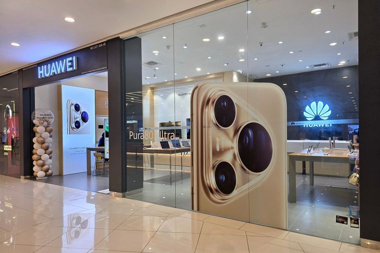 Ojo con el unboxing: trae funda y cable USB-C, pero no incluye cargador, un detalle clave para aprovechar la carga rápida; queda en $1.749.999 y hasta 12 cuotas.