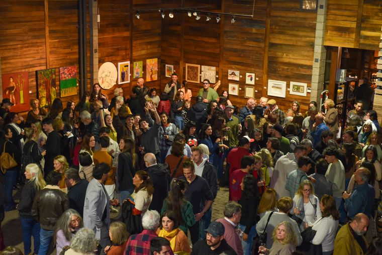 La Cava de Arte de Bodega Santa Julia fue escenario de una exitosa convocatoria con motivo de la muestra Cosecha de Artistas. La Cava de Arte de Bodega Santa Julia fue escenario de una exitosa convocatoria con motivo de la muestra Cosecha de Artistas.