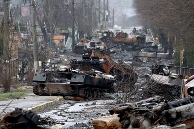 MDZol | Una calle de Bucha con un reguero de armamento ruso destruido. Foto: BBC/LEE DURANT