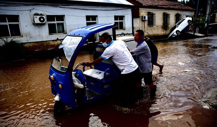 En China, las inundaciones y deslizamientos de tierra trajeron muchos muertos. Foto Efe