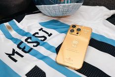 El iPhone dorado sobre la camiseta de Messi. Foto: Instagram: @idesigngold