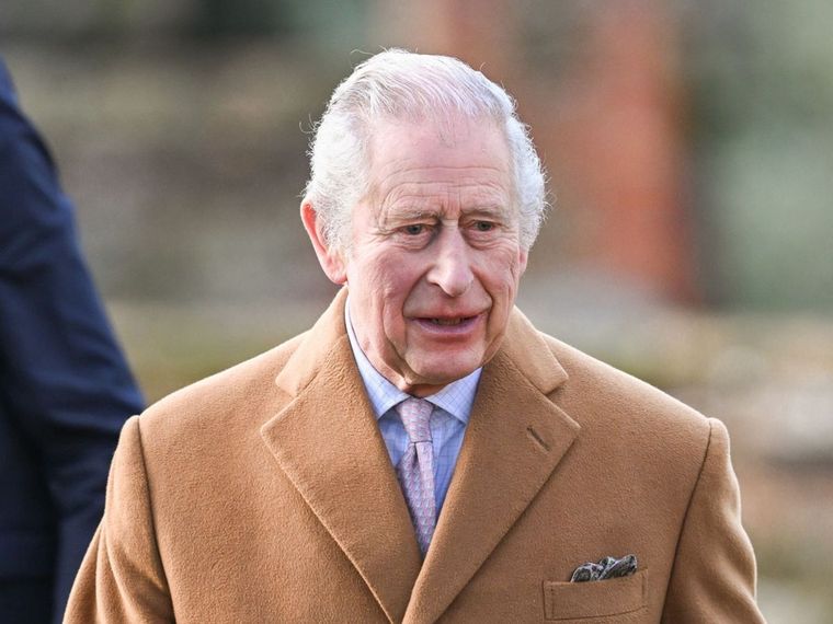 Foto: https://www.diezminutos.es/familia-real/otras-monarquias/a42810295/carlos-iii-renuncia-viaje-nieve-suiza-coronacion/