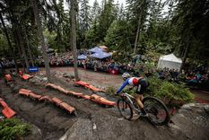 Loana Lecomte cayó en la prueba de cross country. Foto: @loanalecomte