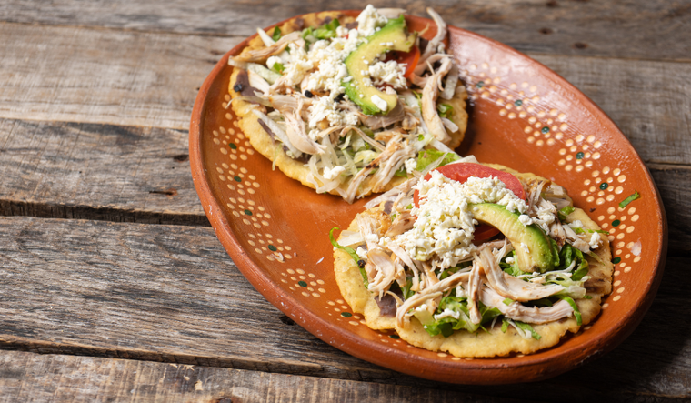 Las tortillas deben inflarse al freírse, creando una textura ligera y crujiente. Si no se inflan, los cocineros dicen que “el salbut está triste”, una expresión típica yucateca. Las tortillas deben inflarse al freírse, creando una textura ligera y crujiente. Si no se inflan, los cocineros dicen que “el salbut está triste”, una expresión típica yucateca.