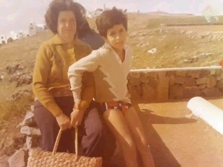 Aquí de vacaciones con Leonor, mi vieja del corazón en 1977 en Punta del Este, yo tenía 8 años