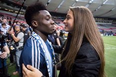 Alphonso Davies y Jordyn Huitema.