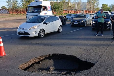 El socavón del Acceso Sur generó gran caos vehicular. El socavón del Acceso Sur generó gran caos vehicular.