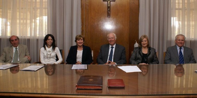 Al medio Llorente, flanqueado por los demás integrantes del Consejo de la Magistratura. Foto: Poder Judicial Mendoza