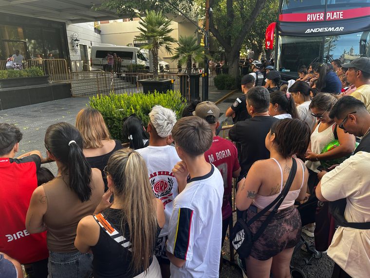 La gente despidió a River en el hotel. La gente despidió a River en el hotel. 