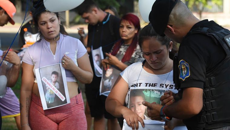 La madre de Benjamín escucha a uno de los oficiales que se encargó de comunicarle que la marcha no podía realizarse sobre la calzada y que debía ser sobre la vereda de calle Bulogne Sur Mer. Foto: Marcos Garcia/MDZ