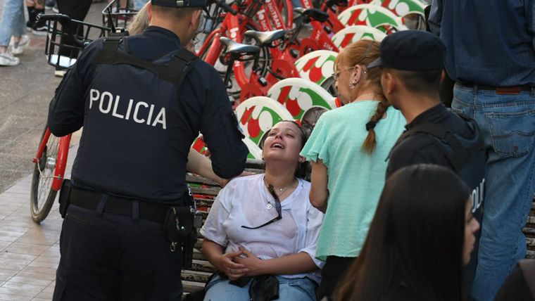 Una mujer es asistida durante la visita de Milei. 