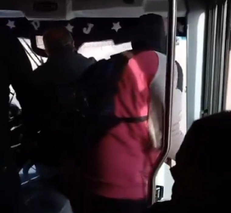 Detenido por exhibir sus genitales dentro de un colectivo Foto: captura video
