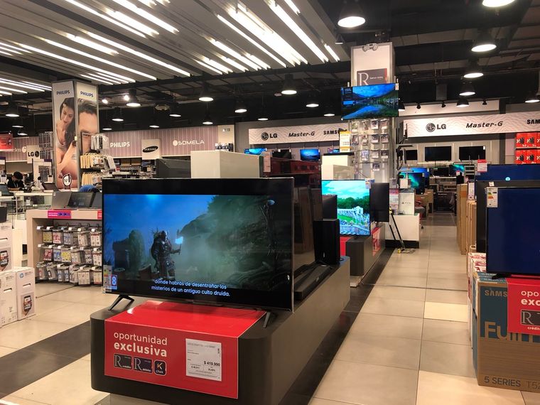 Pese a los impuestos a las compras en el exterior, los argentinos siguen cruzando a Chile a comprar