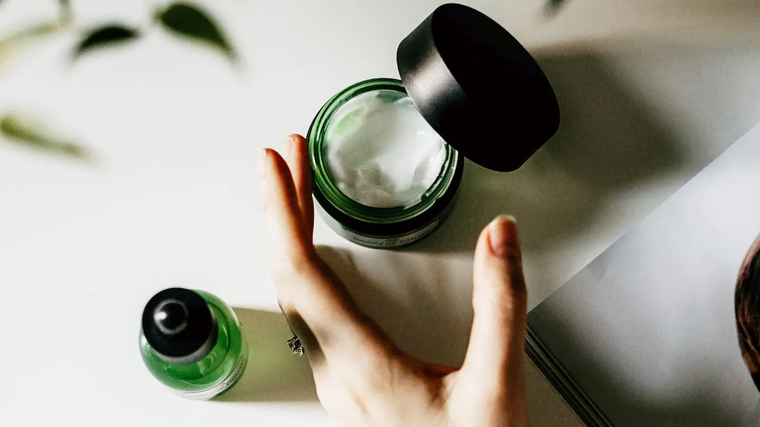 Las cremas cica son ideales para cicatrices y estrías. Foto: Glamour