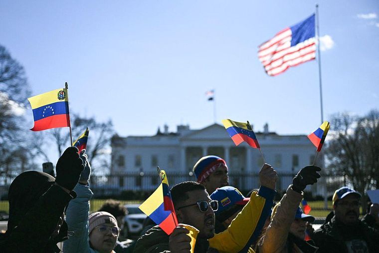 Algunos venezolanos se reunieron en el exterior de la Casa Blanca para respaldar a Machado.