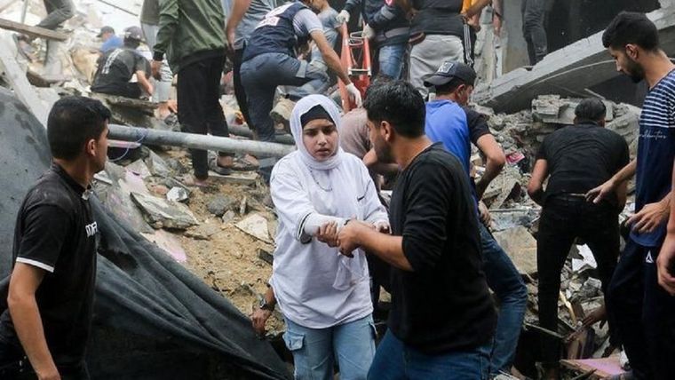Palestinos buscan víctimas en el lugar de un ataque israelí contra una casa en el sur de la Franja de Gaza la semana pasada. Foto: Reuters