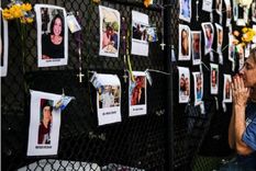 Familiares y amigos rezan para que alguno de los desaparecidos tras el derrumbe del edificio en Miami pueda ser localizado con vida. Foto: AFP