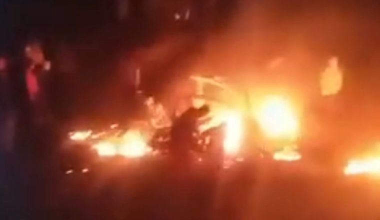 Un auto explotó y se incendió en el oeste de Godoy Cruz en horas de la madrugada Foto: Captura de video