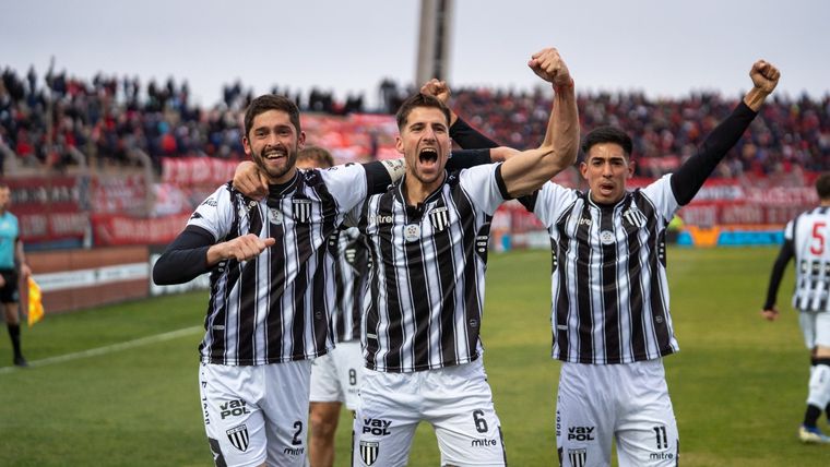 Mondino festeja el único tanto de Gimnasia en el partido. Mondino festeja el único tanto de Gimnasia en el partido.