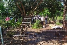 La dueña salió al patio y encontró dos cuerpos masculinos