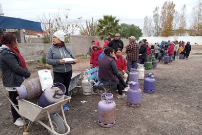 MDZol | Para comprar la garrafa a $500 hay que llevar la certificación negativa del Anses (que dura 30 días) y la fotocopia de DNI. Foto: MDZ