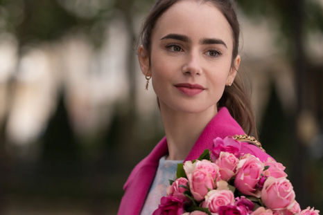 Emily in Paris. Foto: vogue.es/photos/5f7dab245a26b2fae28e94f9/master/pass/3-Emily-In-Paris-vogue-061020-credit-Netflix.jpg