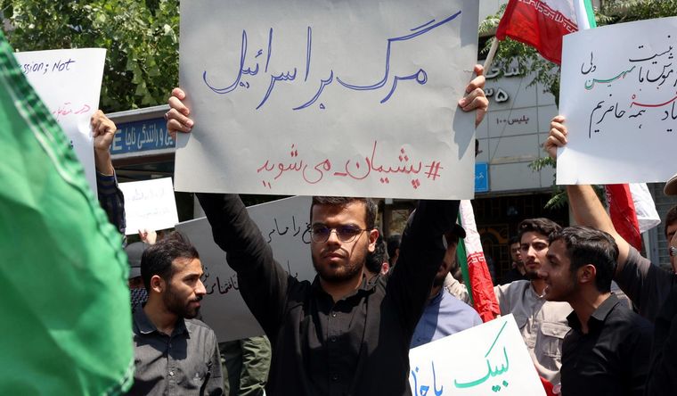 En Irán, la gente salió a las calles tras los ataques de Israel. Foto EFE