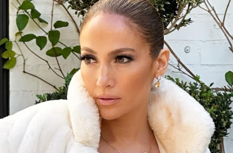 Jennifer Lopez es dueña de una esbelta figura y la presume cada vez que puede. Foto: instagram: jlo