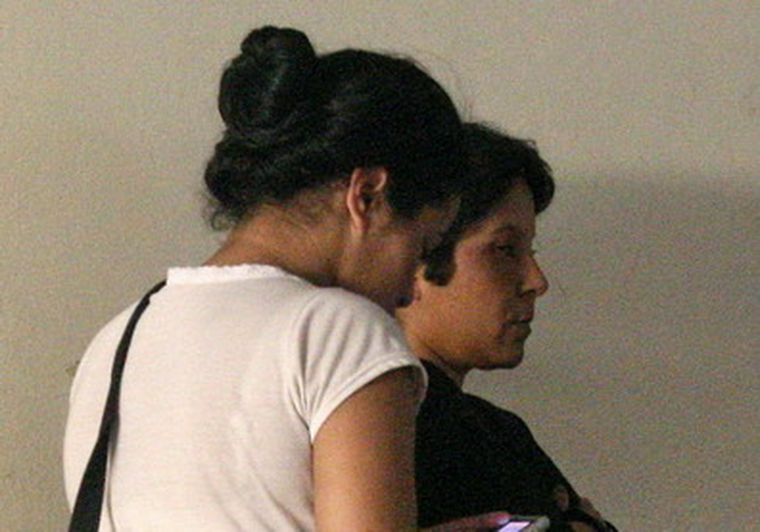 De perfil, la abuela de la beba, quien también está acusada por el abandono.