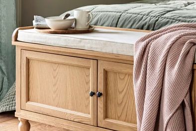 MDZol | En este caso un mueble multiuso -espacio de almacenamiento adicional debajo de la cama- resulta discreto y práctico para, en este caso, guardar calzados. Foto: Cotswold Company