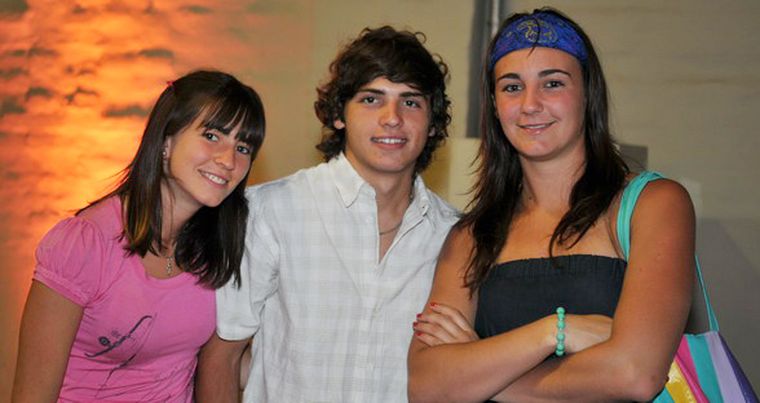 Mariel y Paula Bertona, junto a Mauricio Lacerna, de los primeros en llegar a la cita. Foto: Gerardo Gómez/MDZ