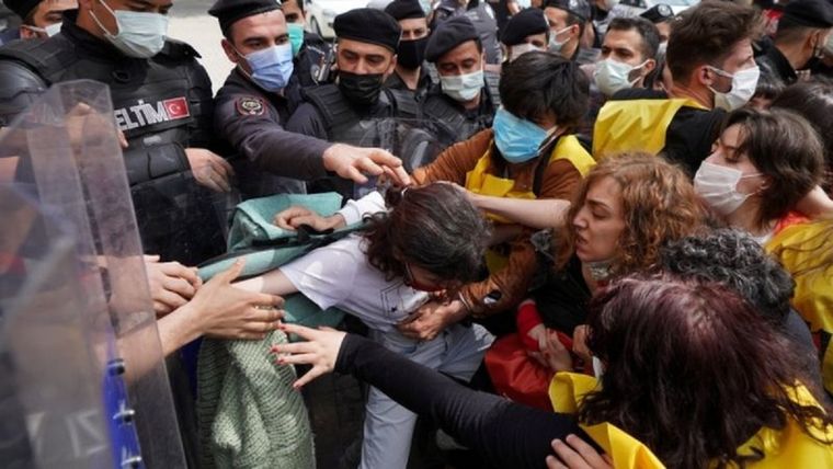 En Turquía hubo enfrentamientos con la policía. Foto: REUTERS