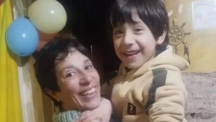Fuentes cercanas al caso indicaron que la madre atravesaba un cuadro depresivo severo y habría manifestado estar sobrepasada por el cuidado de su hijo con autismo.
