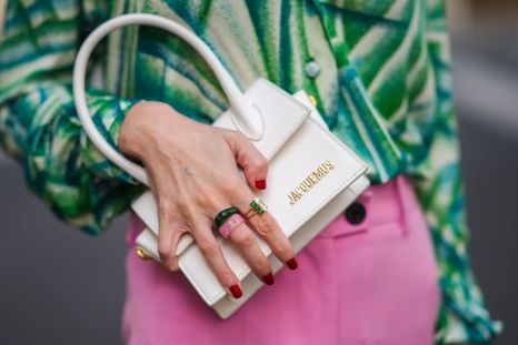 La manicura francesa se reinventa esta temporada con detalles gráficos modernos, ¡Mirá todos los diseños en la nota! Foto: Vanity Fair